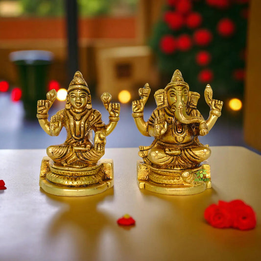 Small pair of Hindu Deity Laxmi Ganesha in Barss Aakrati