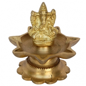 Brass Religious Ganesha Showpiece With Oil Lamp | Perfect for Pujas and Religious Home Decoration | Handmade Ganesha Brass Diya ( Yellow, 3 inch)